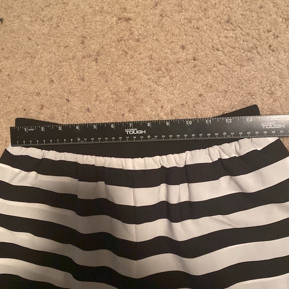 THML Striped Shorts with Hem Detail Size Small Black / White - Picture 13 of 13